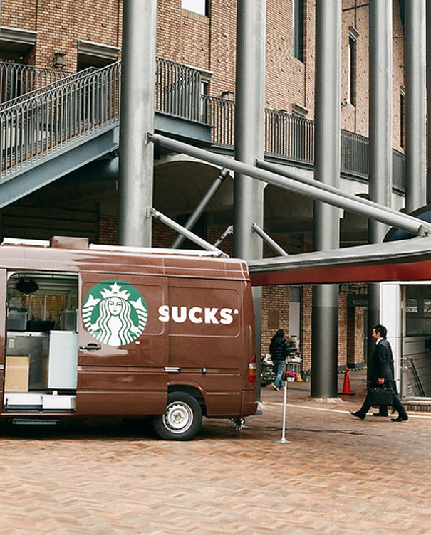 Puerta corredera de la furgoneta de Starbucks