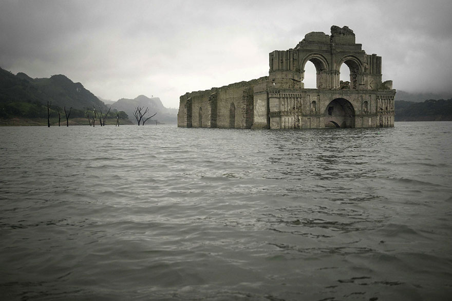 iglesia-colonial-emerge-embalse-templo-santiago-quechula-mexico (1)