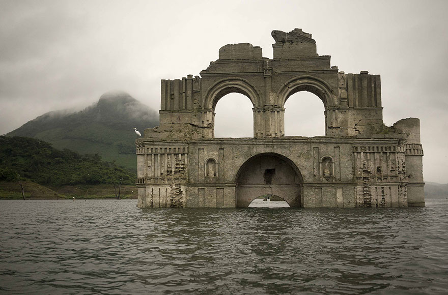 iglesia-colonial-emerge-embalse-templo-santiago-quechula-mexico (4)