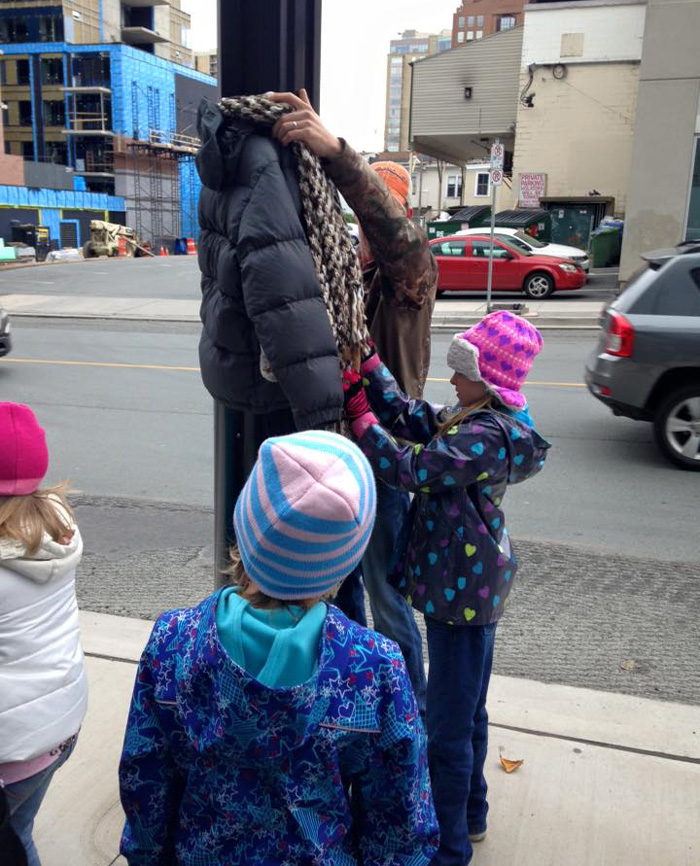 Estas niñas ataron abrigos a farolas y postes para ayudar a indigentes a prepararse para el invierno en Canadá