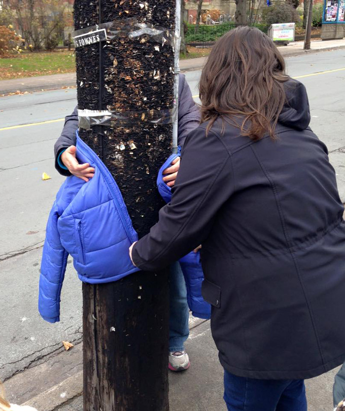 Estas niñas ataron abrigos a farolas y postes para ayudar a indigentes a prepararse para el invierno en Canadá