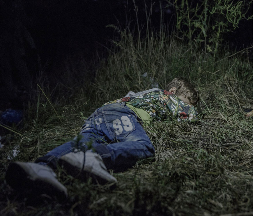Este fotógrafo muestra dónde y cómo duermen los niños refugiados sirios