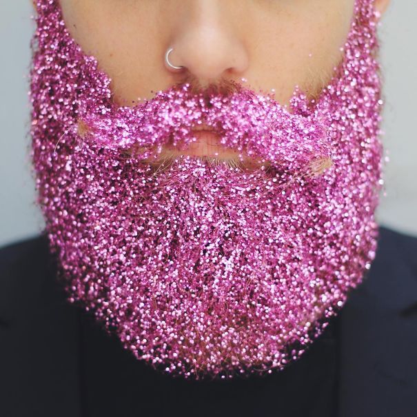 Estos hombres cubren sus barbas con purpurina para las fiestas