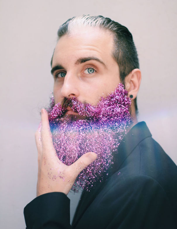 Estos hombres cubren sus barbas con purpurina para las fiestas