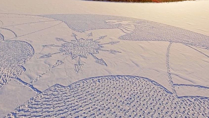 Este artista caminó todo el día en Siberia para crear un mural con un dragón gigante en la nieve