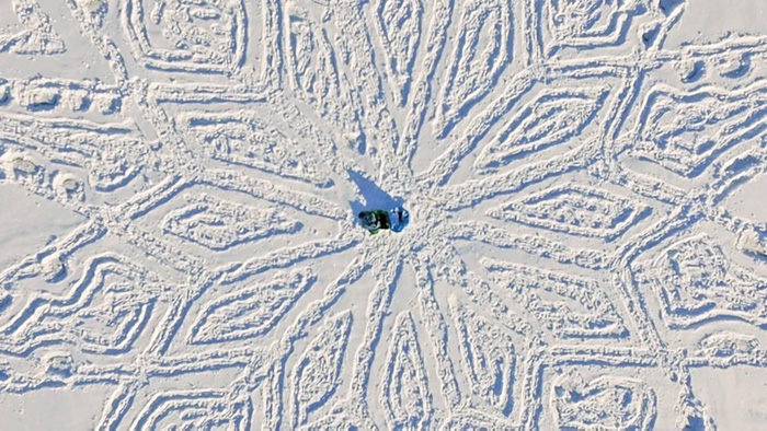 Este artista caminó todo el día en Siberia para crear un mural con un dragón gigante en la nieve