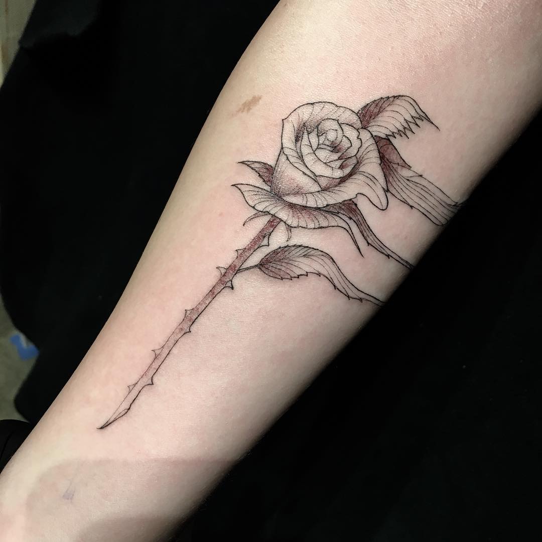 Este tatuador hizo los diseños que quiso en las personas que metieron el brazo por un agujero