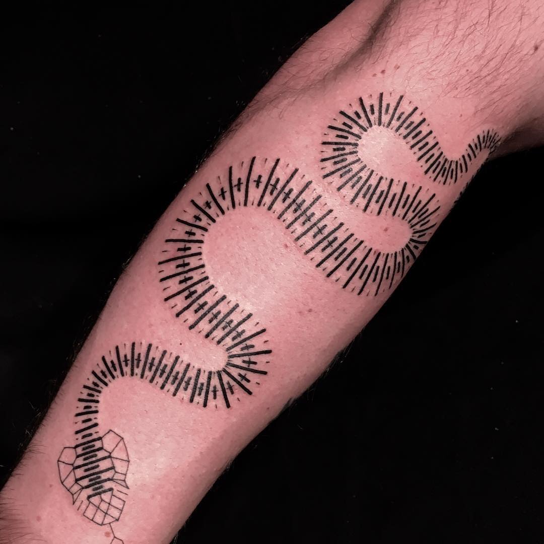 Este tatuador hizo los diseños que quiso en las personas que metieron el brazo por un agujero