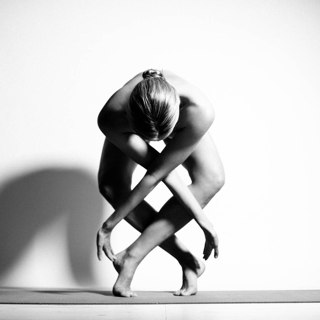 Esta yogini transforma su cuerpo en arte sin romper las normas sobre desnudez en Instagram