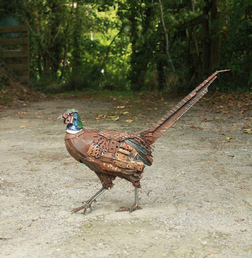 Transformo piezas de metal de desecho en animales