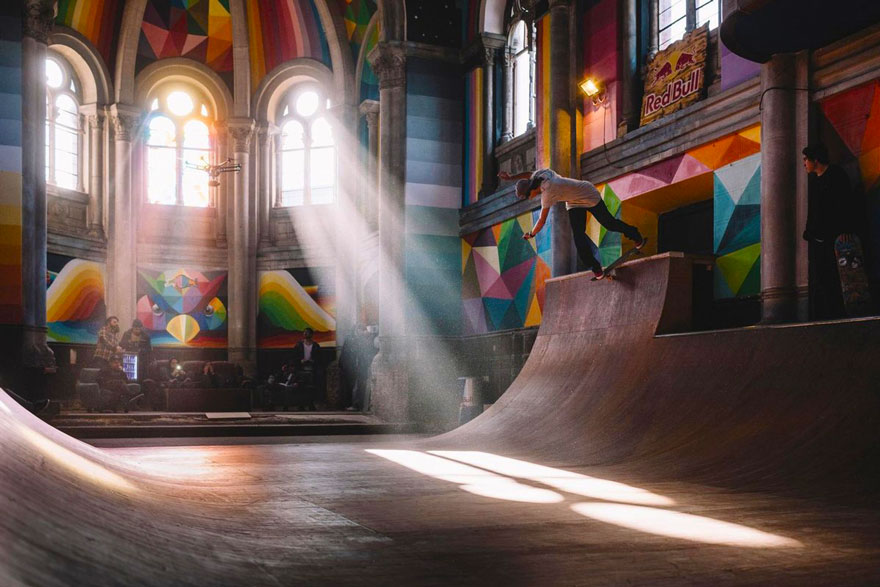 Esta iglesia española fue transformada en un parque de skate y pintada con graffitis coloridos