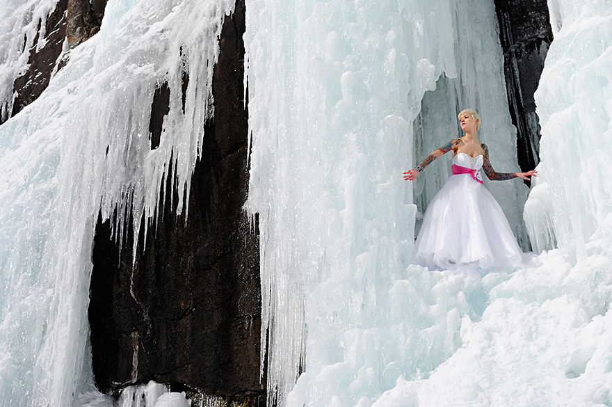 Este fotógrafo hace fotos de boda en un risco a más de 100 metros de altura