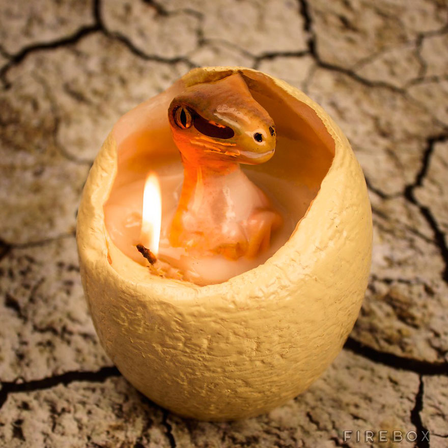 De esta vela en forma de huevo de dinosaurio “eclosiona” una cría de velocirraptor al derretirse