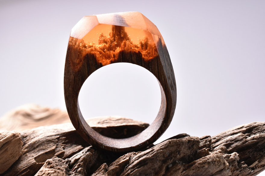 Mundos en miniatura dentro de estos anillos de madera creados por Secret Wood