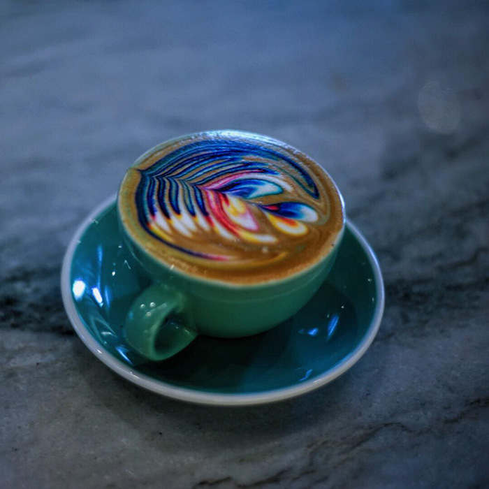Este camarero crea arte colorido en el café con leche usando tinte alimentario