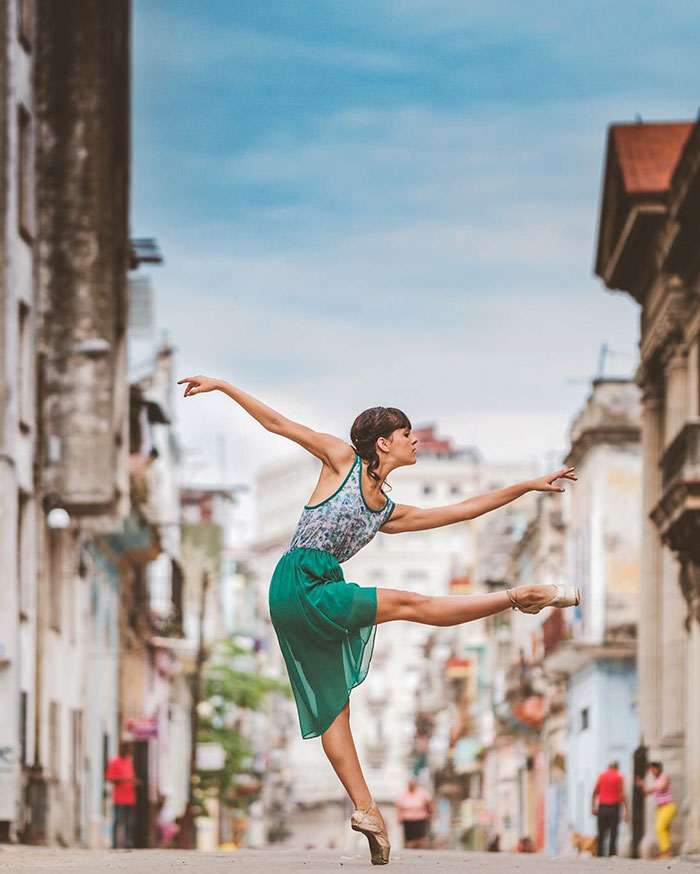 Bailarines de ballet practicando en las calles de Cuba