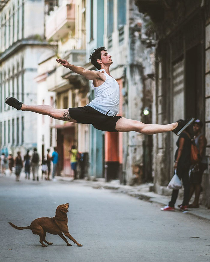 Bailarines de ballet practicando en las calles de Cuba