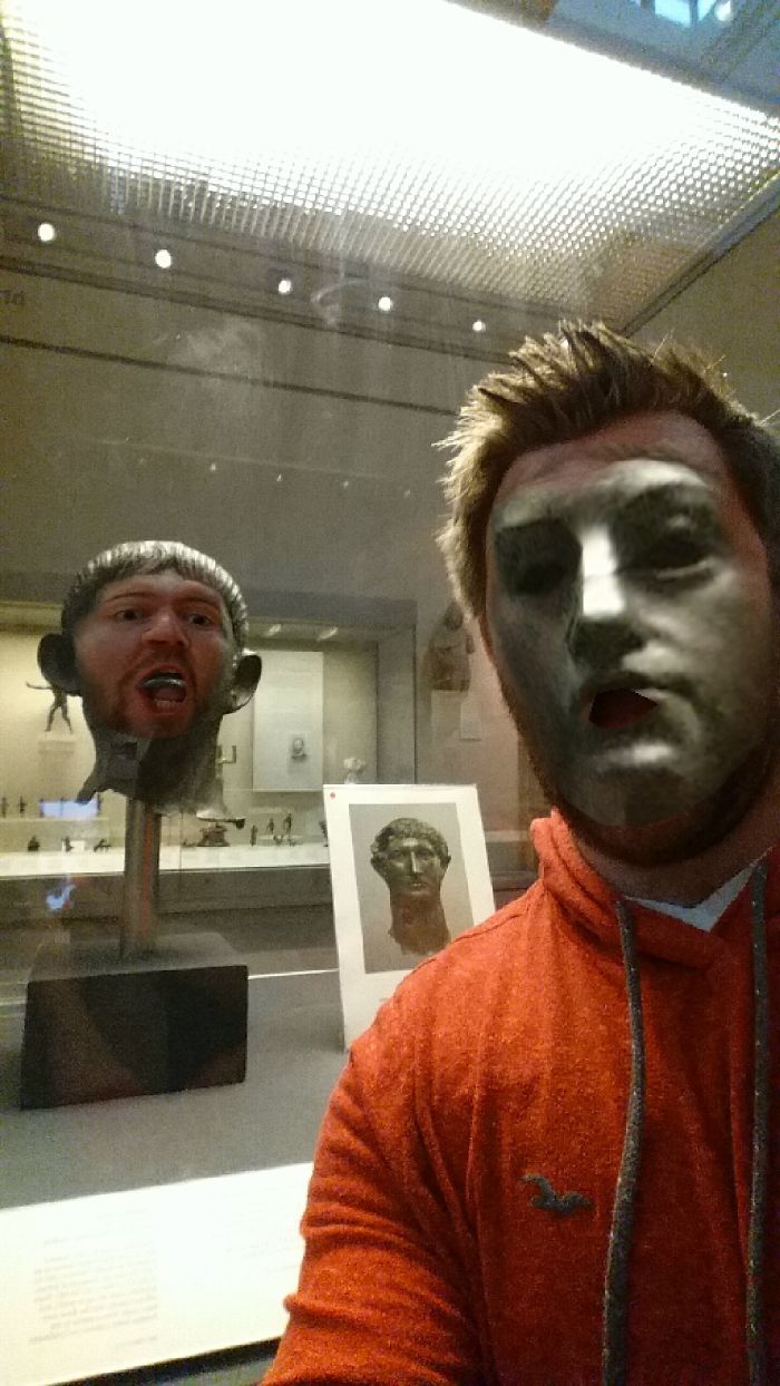 Mi amigo fue al museo y utilizó la aplicación de intercambio facial con resultados divertidísimos