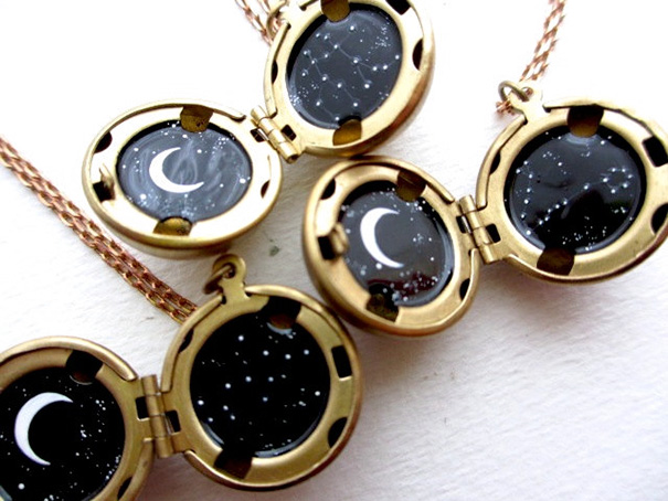 Medallones astronómicos en miniatura que ocultan el universo