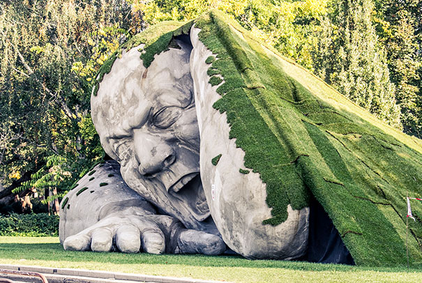 estatua-gigante-budapest-herve-1