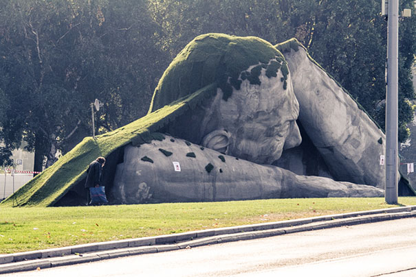 estatua-gigante-budapest-herve-3