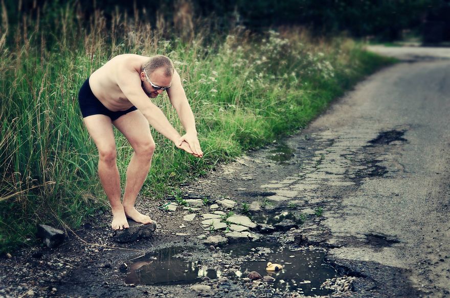 Divertidas Fotos Junto A Baches Para Pedir Que Arreglen Las Carreteras