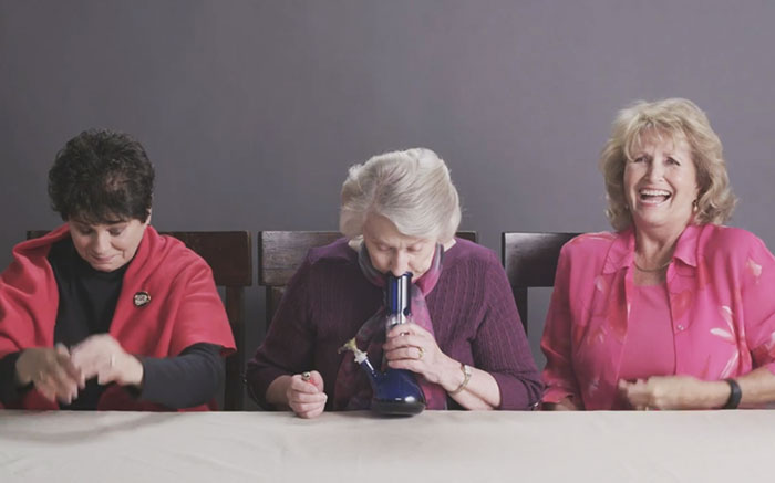 3 Abuelas Fumando Marihuana Por Primera Vez