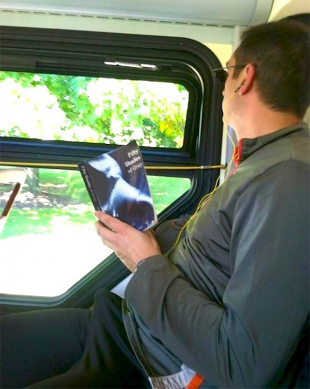 leyendo-libros-raros-en-publico (2)