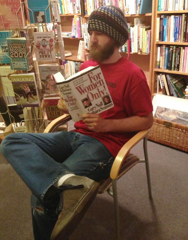 leyendo-libros-raros-en-publico (4)