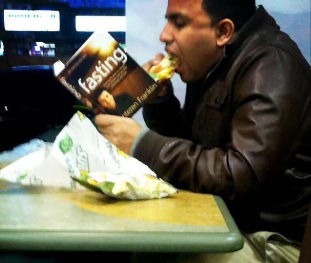 leyendo-libros-raros-en-publico (6)