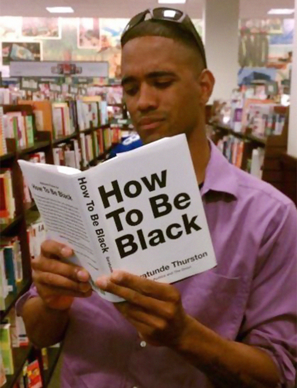 leyendo-libros-raros-en-publico (8)