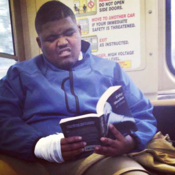leyendo-libros-raros-en-publico (9)