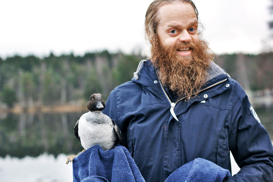 rescate-pato-lago-helado-lars-noruega- (1)