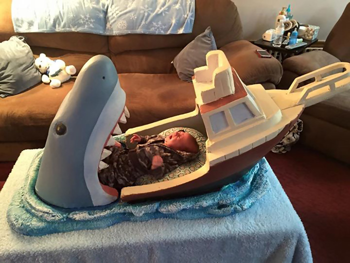 Este tío ha hecho una cuna basada en la película Tiburón para su sobrino de 2 meses