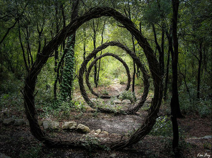 Este artista pasó un año en el bosque creando increíbles esculturas con material orgánico