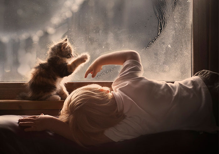 Esta madre rusa sigue haciendo preciosas fotos de sus dos hijos con los animales de su granja
