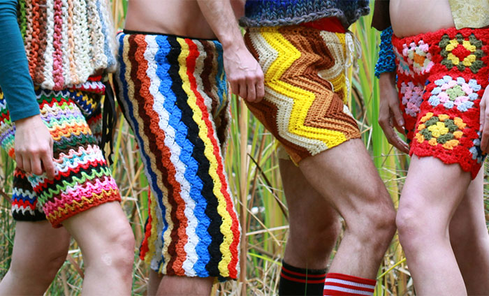 Nueva moda para hombres: pantalones cortos de ganchillo hechos con antiguas mantas recicladas