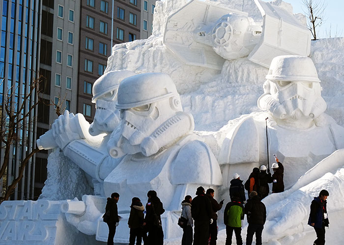 El ejército japonés usa 3500 toneladas de nieve para crear una inmensa escultura de la Guerra de las Galaxias