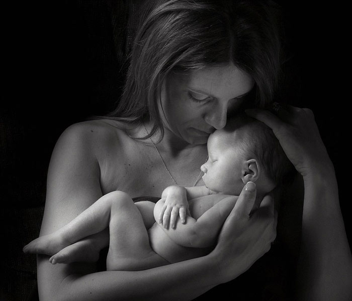 Desgarradoras fotos de padres posando con sus bebés fallecidos por última vez