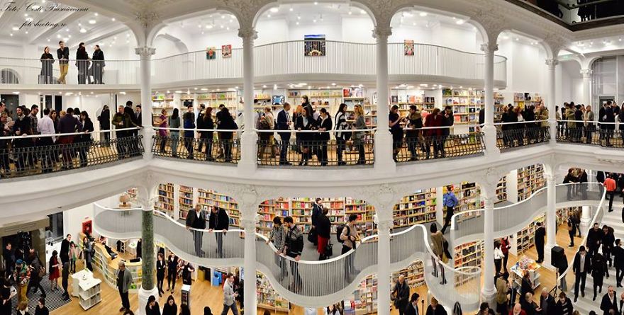 libreria-carrusel-luz-bucarest-rumania (1)