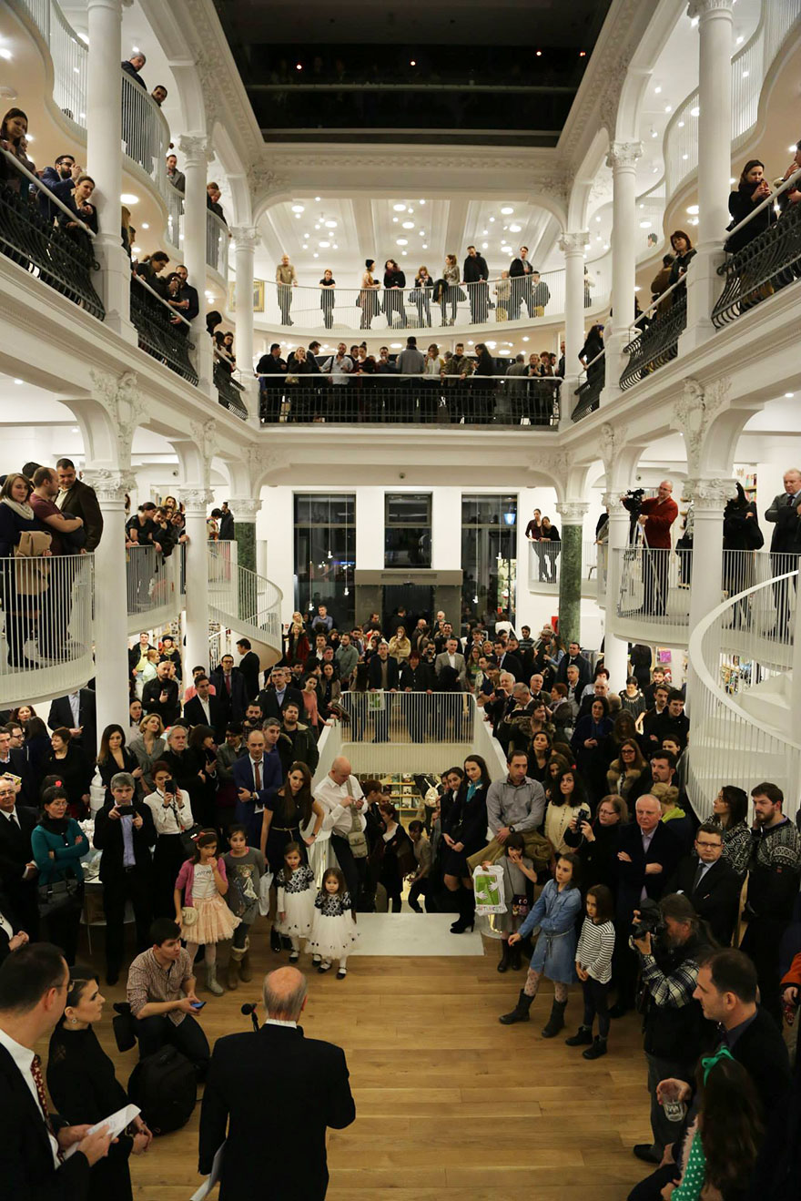 libreria-carrusel-luz-bucarest-rumania (8)