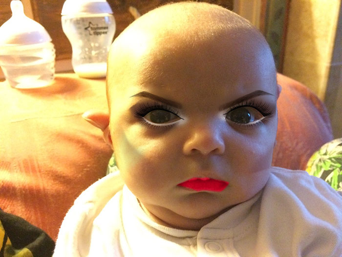 madre-maquillaje-aplicacion-bebe (2)