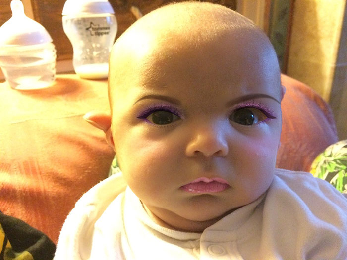 madre-maquillaje-aplicacion-bebe (3)