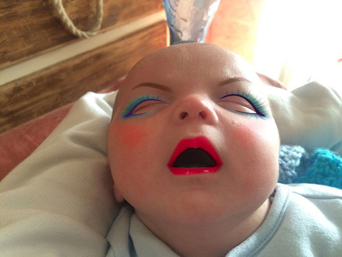 madre-maquillaje-aplicacion-bebe (5)