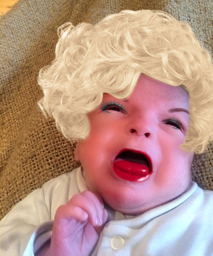 madre-maquillaje-aplicacion-bebe (6)