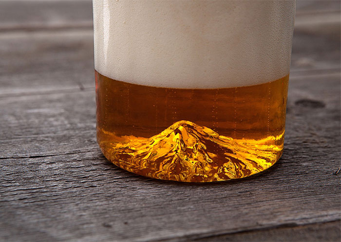 El majestuoso monte Hood se alza desde la base de este vaso de cerveza hecho a mano