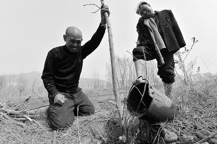ciego-amputado-replantar-arboles-china (7)