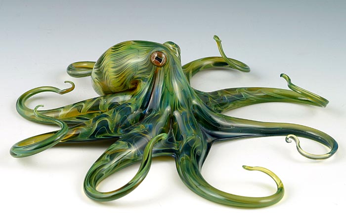 Estas criaturas de vidrio soplado cobran vida en las elegantes esculturas de Scott Bisson