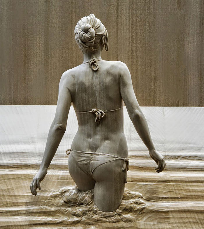 Estas estatuas humanas de madera tan realistas han sido talladas a mano por Peter Demetz