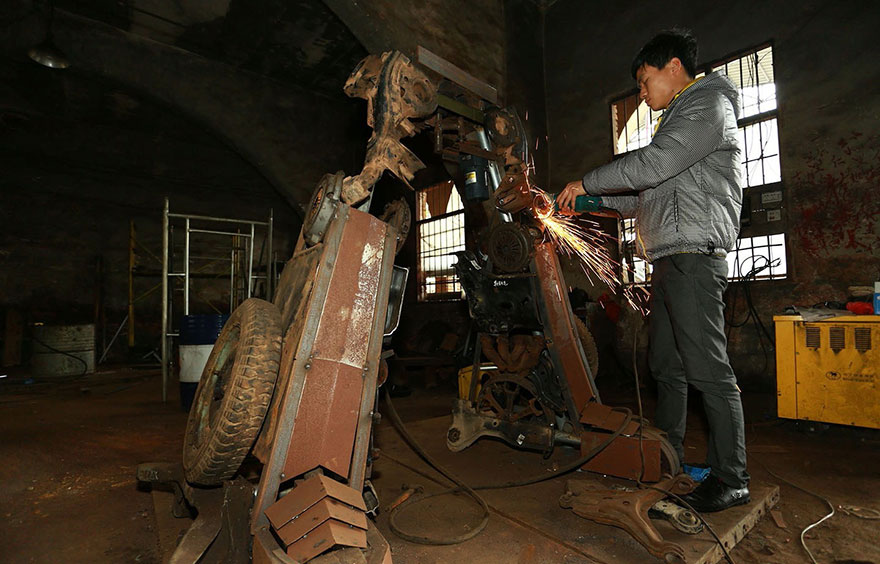 esculturas-transformers-chatarra-reciclada-granjero-china (3)